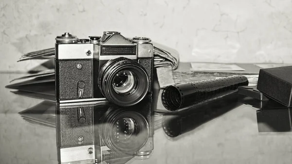 Antigua cámara vintage con álbumes sobre la mesa . — Foto de Stock