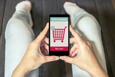 Bir kadın online mağazada alışveriş. Alışveriş sepeti simgesini.
