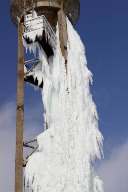 Donmuş su ile su kulesi.