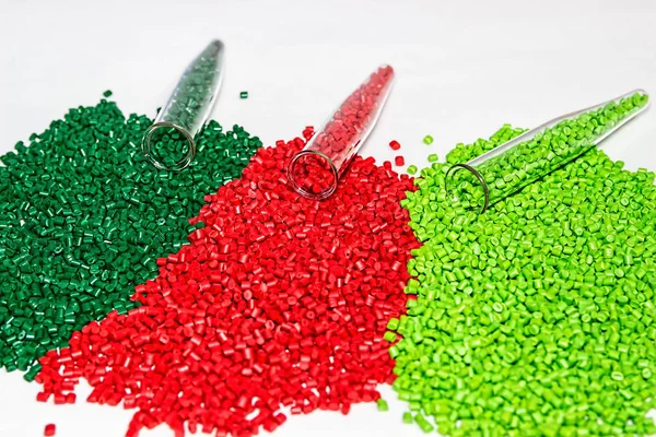 Polymerfarbstoff. Farbstoff für Kunststoffe. Pigment im Granulat. — Stockfoto