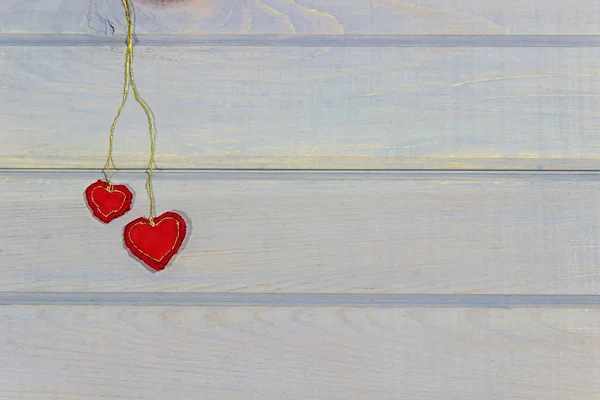 Banner de San Valentín. Dos corazones colgando de una pared. Aguja de trabajo . —  Fotos de Stock