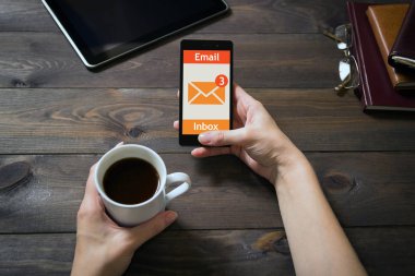 Kadın bir e-online-bir cep telefonu aldım. İleti simgesi.