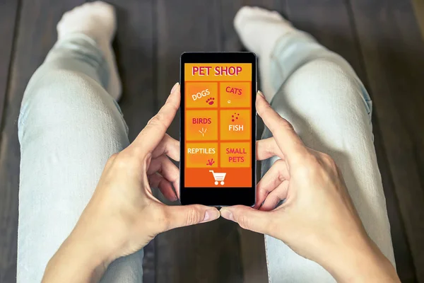 Bir kadın online mağazada alışveriş. Alışveriş sepeti simgesi. Evde beslenen hayvan dükkan.