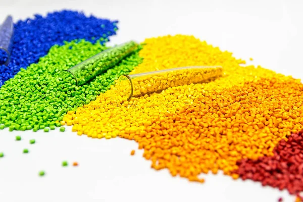 Polymerfarbstoff. Farbstoff für Kunststoffe. Pigment im Granulat. — Stockfoto