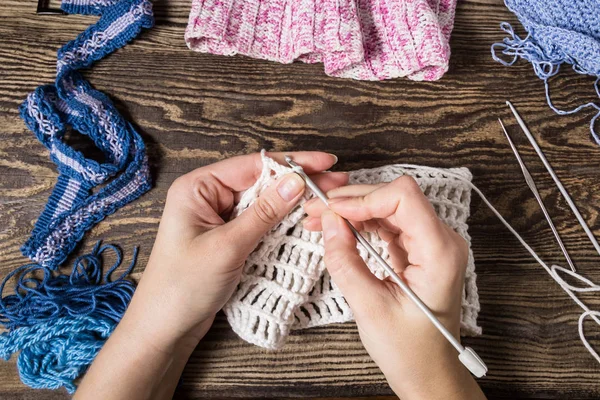 Tricotar. Crochê mão. Feminino mão malha gancho . — Fotografia de Stock
