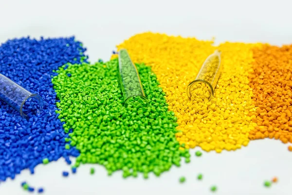 Polymerfarbstoff. Farbstoff für Kunststoffe. Pigment im Granulat. — Stockfoto