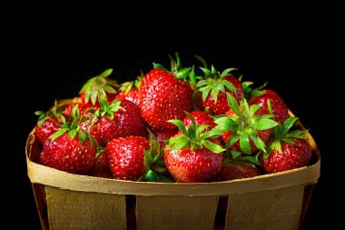 Siyah arka planda çilekler.