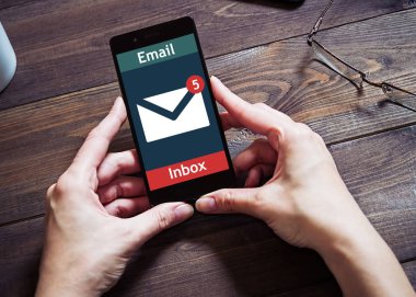Kadın online e-posta aldı. İleti online simgesi.