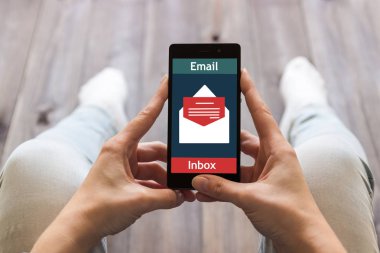 Kadın online e-posta aldı. İleti online simgesi.