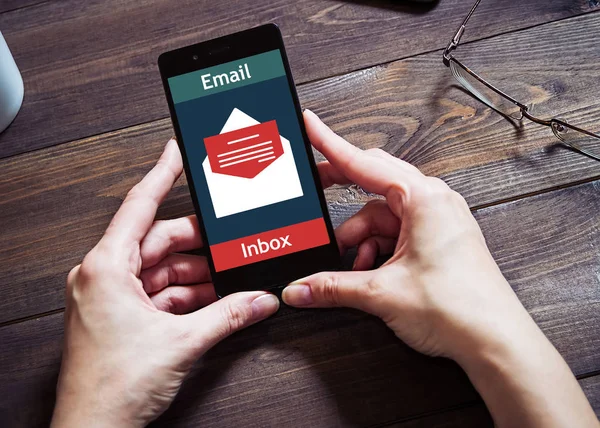 Kadın online e-posta aldı. İleti online simgesi.