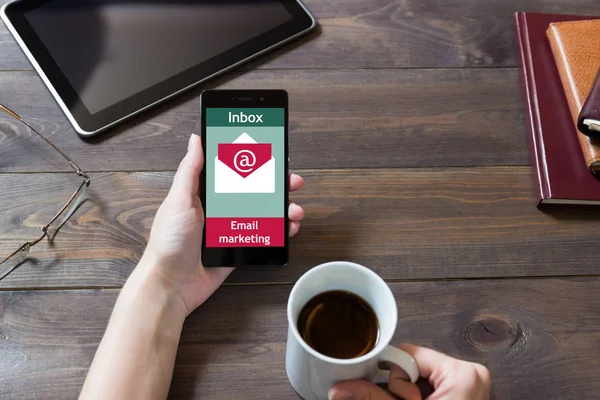 Kadın online e-posta aldı. İleti online simgesi.