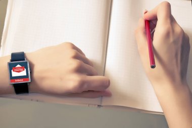 Bir e-postadaki online akıllı bir saat. Bir kadın eli akıllı bir görevde. İleti online simgesi. 