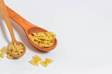 beyaz arkaplanda makarna.