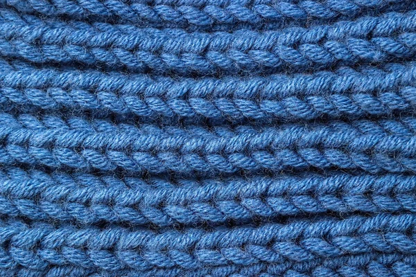 Fond tricoté bleu. Texture tricotée. Un échantillon de tricot . — Photo