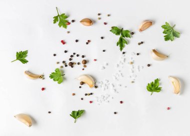 Beyaz arka plan üzerinde üstten görünüm izole baharat ve kırmızı soğan
