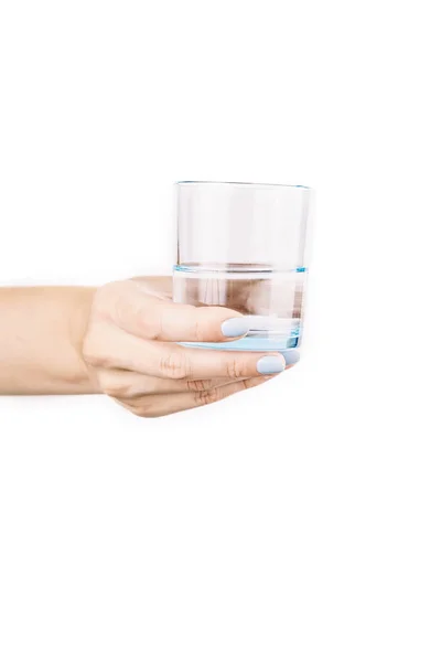 Рука держа стакан чистой воды изолированы на белом фоне — стоковое фото