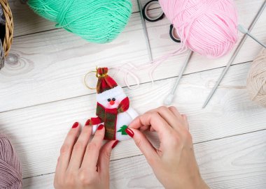 El yapımı Noel hediyeleri. Ahşap arka plan. Üst Manzara. Yeni yıl süsü hazırlıyorum. Noel süsleri