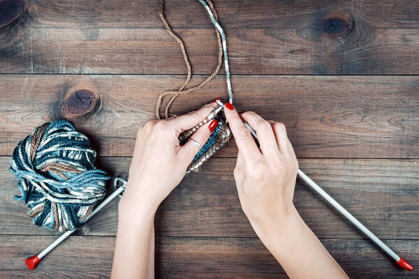 Крупный план вязания рук. Красочные нити. Выбор красочной пряжи шерсти. Вязание фона. Вязание пряжи для ручной работы зимней одежды