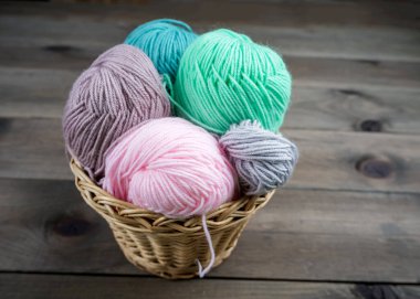 Renkli iplikler. Dükkanın önünde renkli yün iplik seçimi var. Örgü işi, bir sürü taşak. El yapımı kışlık elbiseler için iplik örüyorum.