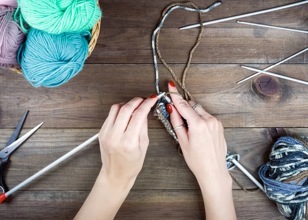 Close-up of hands knitting. Colorful threads. Selection of colorful yarn wool. Knitting background. Knitting yarn for handmade winter clothes. — Stock Photo, Image