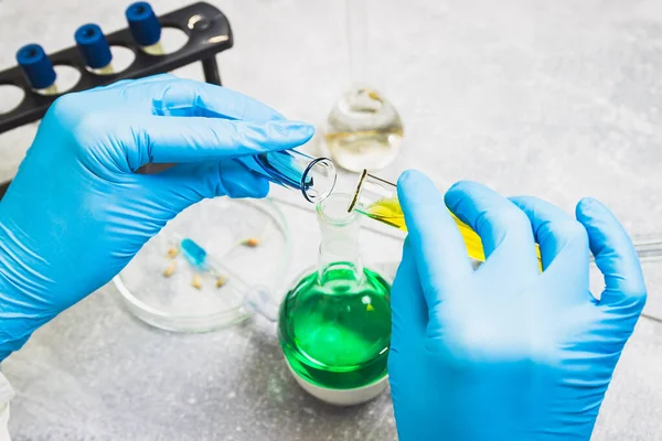 Desenvolvimento de uma vacina contra o vírus COVID-19. Laboratório de desenvolvimento de medicamentos contra o coronavírus — Fotografia de Stock