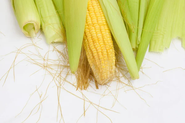Corn with with tender-green shell. Isolated on white top view, c — Stock Photo, Image