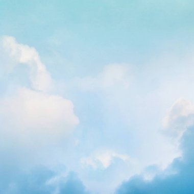 Mavi gökyüzünde beyaz bulutlar