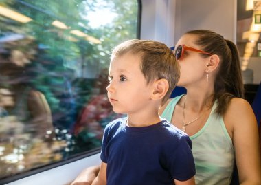 Elektrikli bir tren anne ve genç oğlu