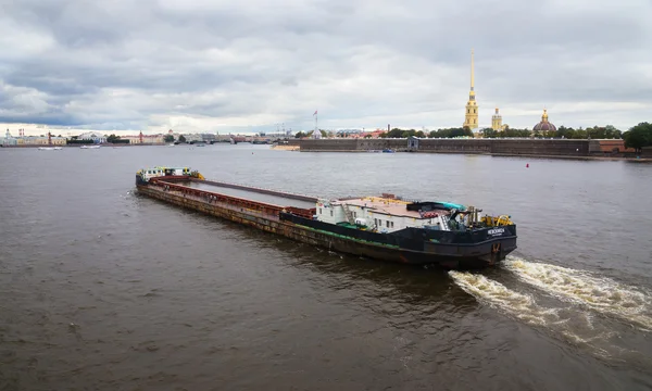 Barge flyter på Neva mot bakgrund av fästningen. — Stockfoto