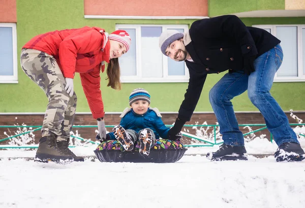 Pozytywny Sport rodziny trzech w zimie — Zdjęcie stockowe