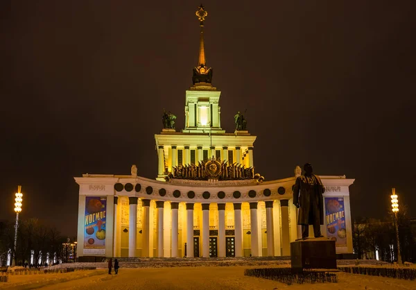 Huis van de volkeren van Rusland Vvc (zahlreiche) in de winter van Moskou — Stockfoto