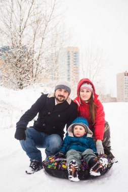Aile açık havada küçük oğluyla