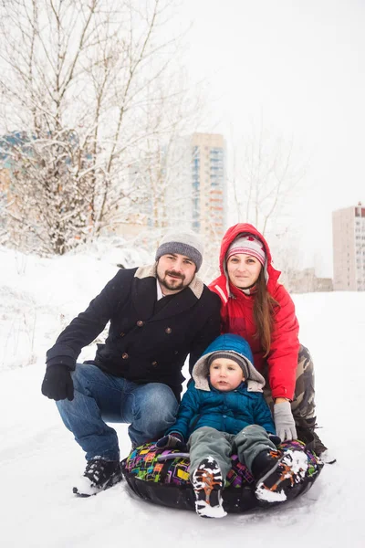 Aile açık havada küçük oğluyla — Stok fotoğraf