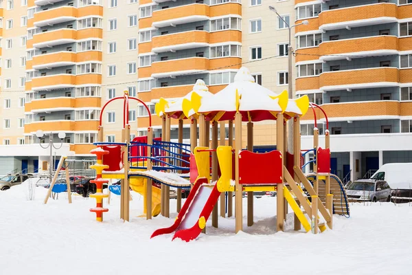 Детская игровая площадка в зимнем пейзаже — стоковое фото