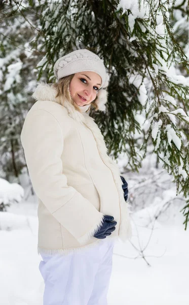 Wanita hamil berjalan di hutan musim dingin — Stok Foto