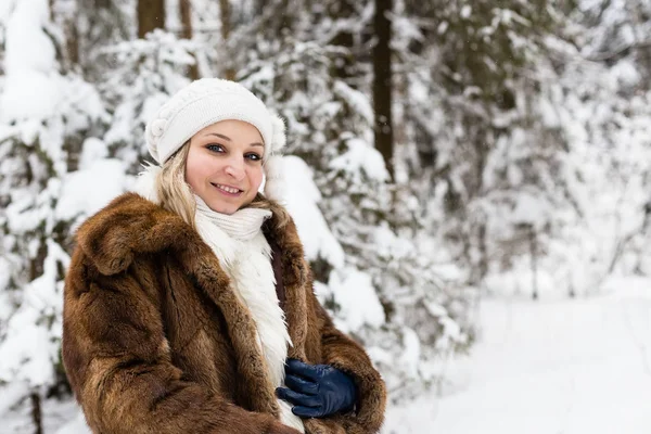 Těhotná žena v zimním lese — Stock fotografie