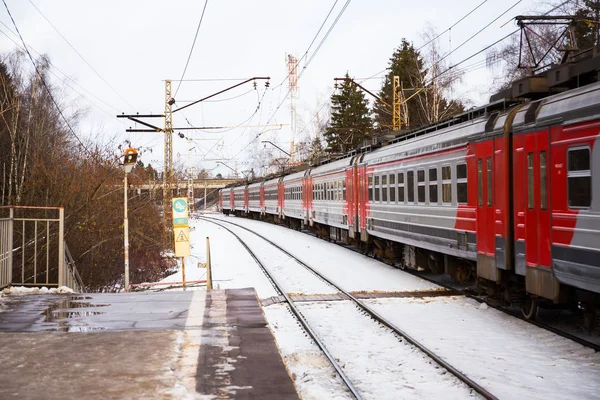 Elektriska tåg på långt station i Moskva — Stockfoto