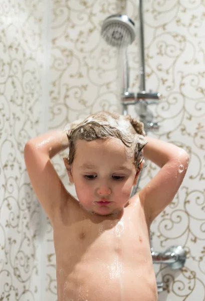 Bambino con la testa saponata sotto la doccia — Foto Stock
