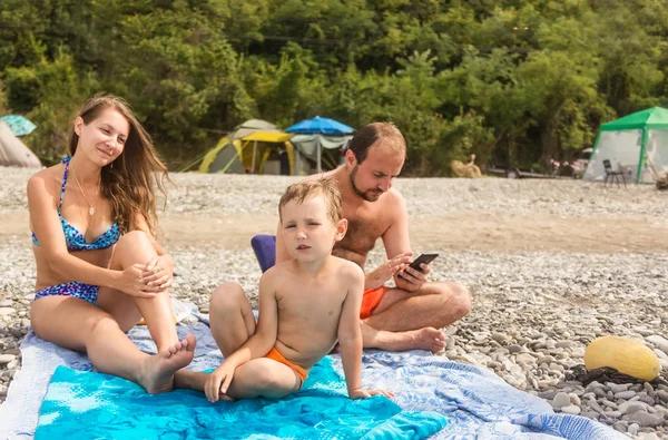 Familie op vakantie op de zee of rivier — Stockfoto