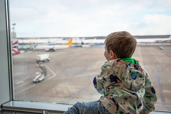 Anak di jendela di bandara — Stok Foto