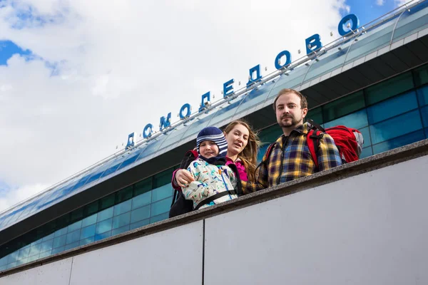 Familie op de luchthaven Domodedovo in Moskou, Rusland — Stockfoto