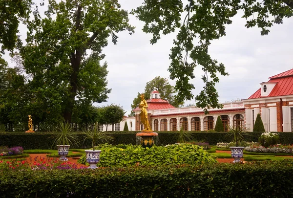 Palacio Monplaisir en Peterhof parque inferior en San Petersburgo, Russ — Foto de Stock