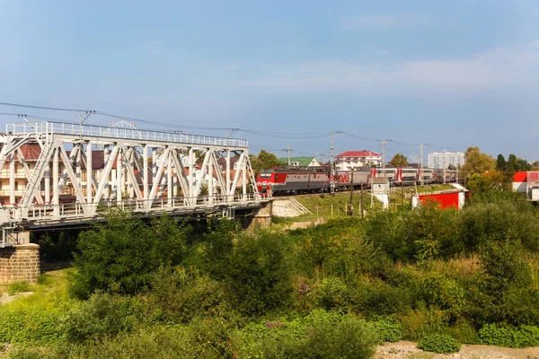 Двухэтажный поезд РЖД проходит через курорт Лазаревское в — стоковое фото
