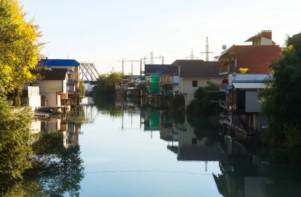 Casas cerca del río —  Fotos de Stock