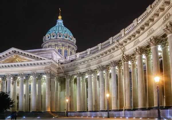 Kazan-katedralen i st. petersburg på kvällen — Stockfoto