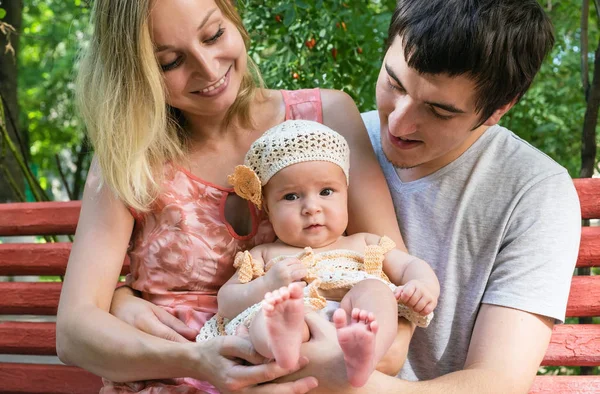 Lycklig familj med barn utomhus — Stockfoto