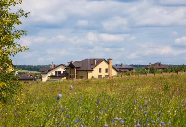 Paesaggio rurale con cottage — Foto Stock