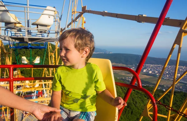 Kid op het hoge reuzenrad — Stockfoto