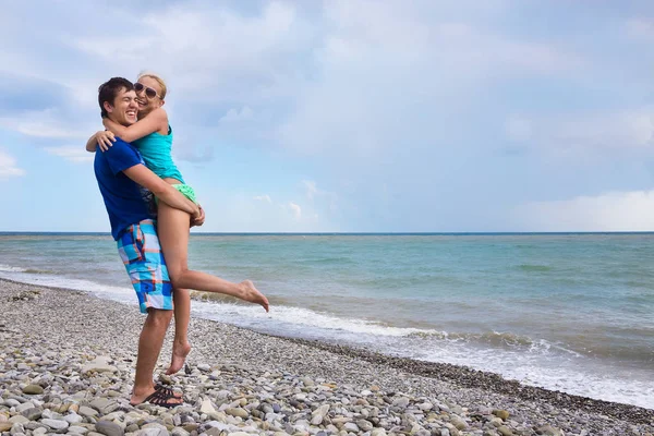 Pareja en la playa por mar — Foto de Stock