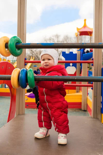 Meisje van de baby op speelplaats buiten — Stockfoto